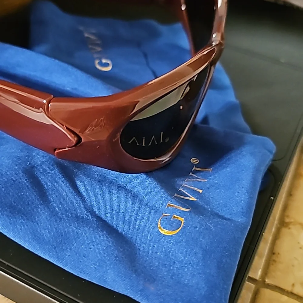 Guvivi maroon Sunglasses - Picture 2 of 4